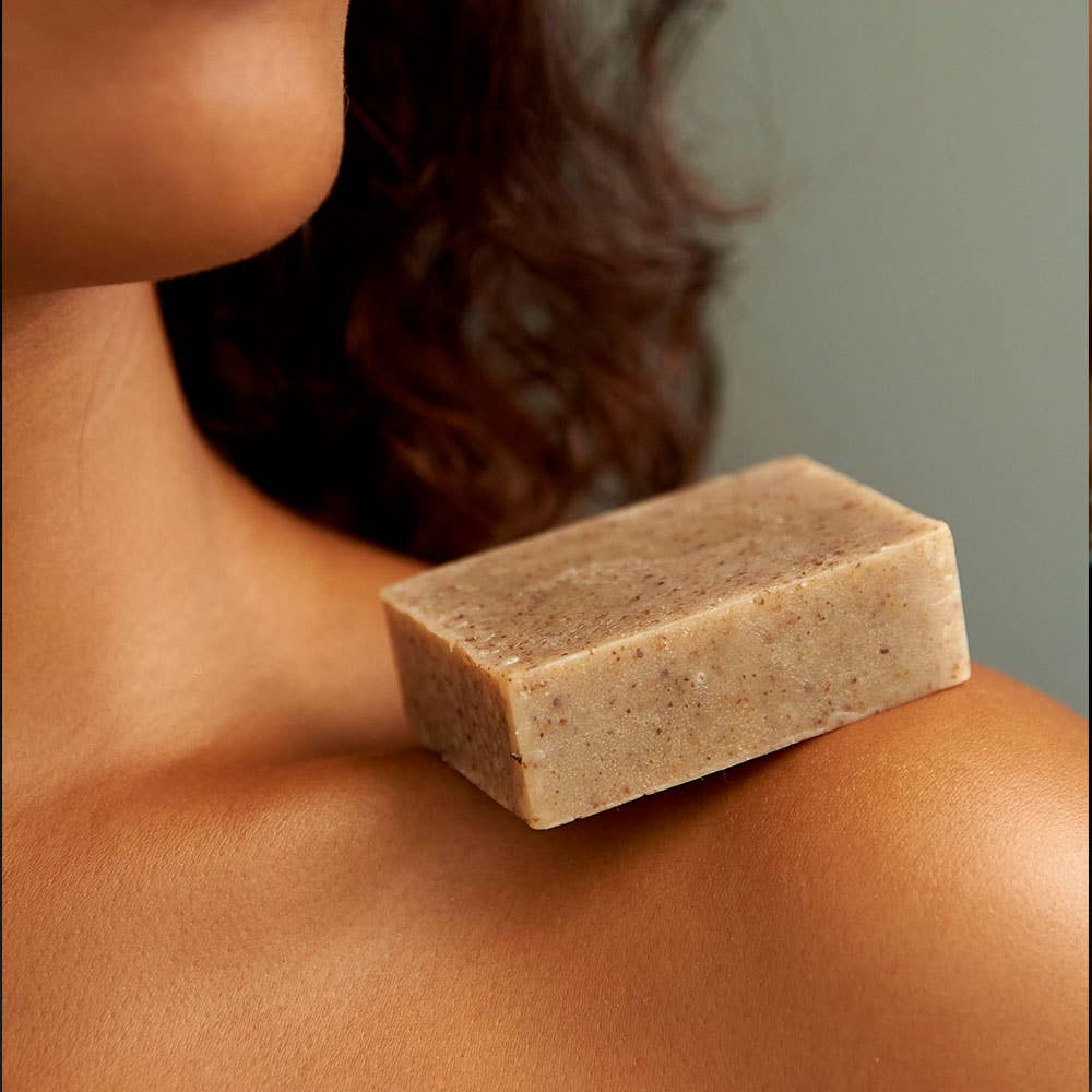 Savon Exfoliant Bio aux Tourteaux de Moringa – Corps | Fabriqué à la Main en France | 100/100 sur Yuka 🥕