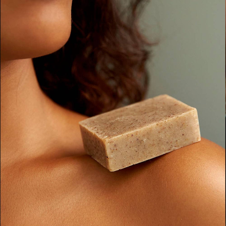 Savon Exfoliant Bio aux Tourteaux de Moringa – Corps | Fabriqué à la Main en France | 100/100 sur Yuka 🥕